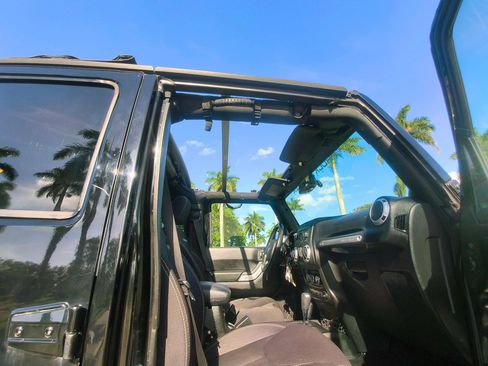 Used 2014 Jeep Wrangler Unlimited Rubicon w/ Connectivity Group AWD/4WD image 37