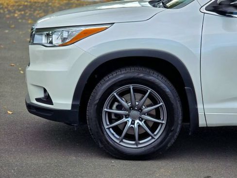 Used 2016 Toyota Highlander LE AWD/4WD image 5