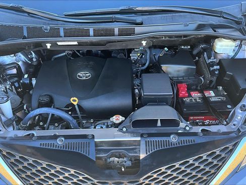 Certified 2017 Toyota Sienna SE Premium FWD image 31