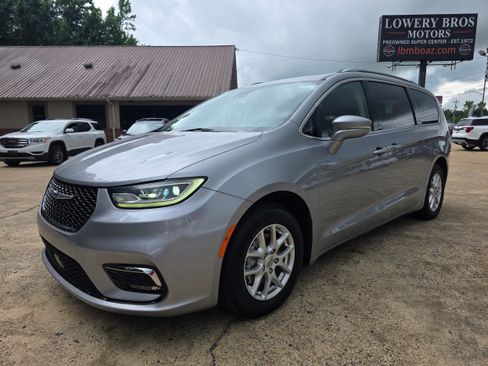 Used 2021 Chrysler Pacifica Touring-L FWD image 1