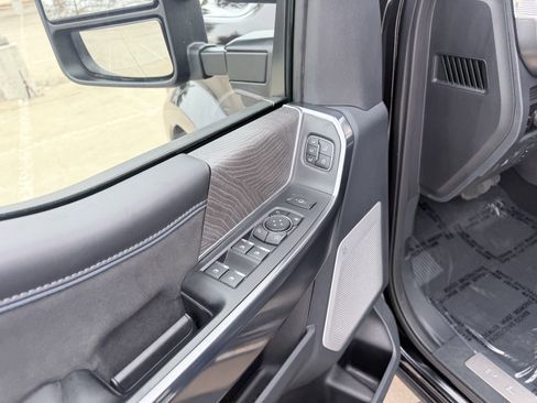 Used 2025 Ford F450 Platinum w/ FX4 Off-Road Package image 31