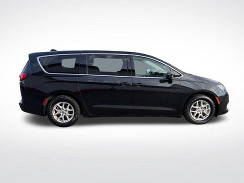 Used 2022 Chrysler Voyager LX FWD image 9