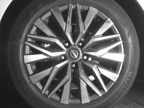Used 2025 Nissan Altima 2.5 SV FWD image 12