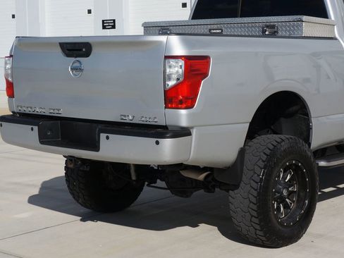 Used 2018 Nissan Titan SV w/ SV Convenience Package image 18