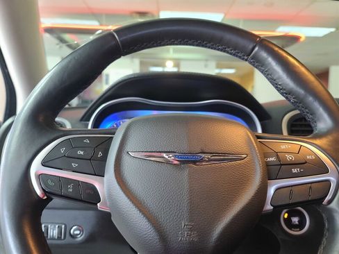 Used 2015 Chrysler 300 Limited image 30