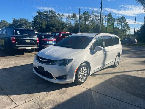 Used 2017 Chrysler Pacifica Touring-L FWD image 3