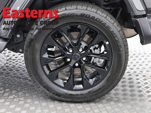 Used 2025 Jeep Wrangler Unlimited Sahara AWD/4WD image 30