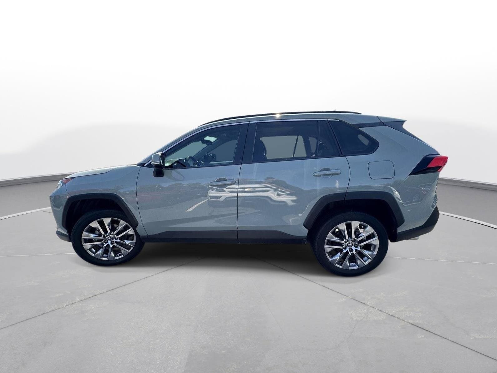 Used 2021 Toyota RAV4 XLE Premium FWD image 9