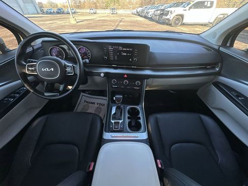 Used 2022 Kia Carnival LX image 19