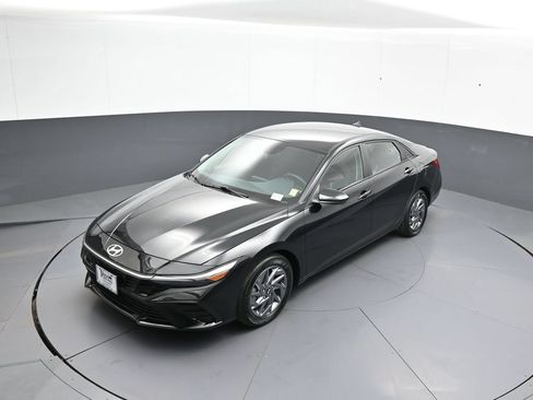 Certified 2024 Hyundai Elantra SEL FWD image 33