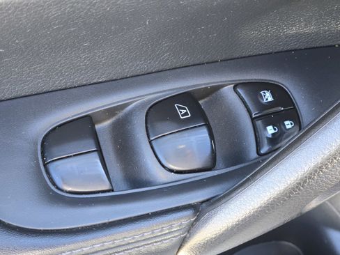 Used 2018 Nissan Rogue Sport S image 15