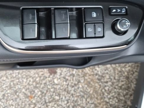 Used 2025 Toyota Crown Signia w/ Advanced Technology Package image 14