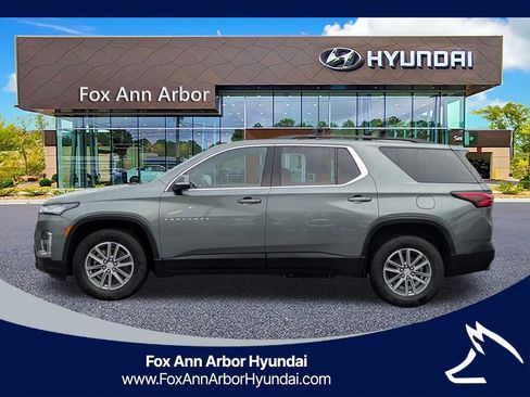 Used 2023 Chevrolet Traverse LT image 2