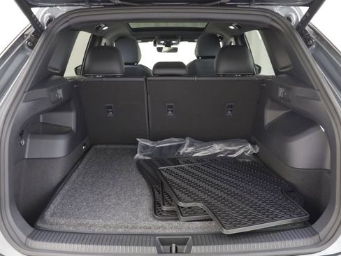 Certified 2025 Volkswagen Tiguan SE R-Line AWD/4WD image 17