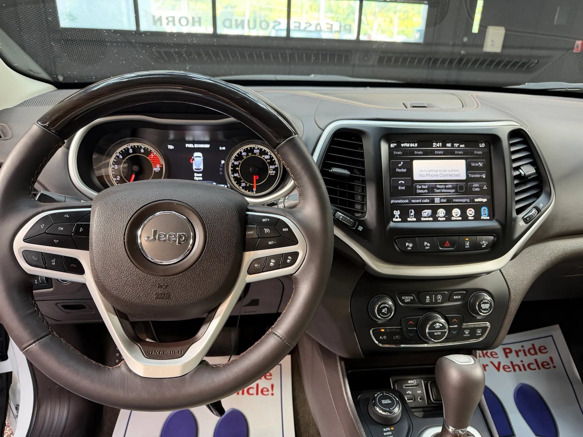 Used 2017 Jeep Cherokee Overland w/ Technology Group AWD/4WD image 13