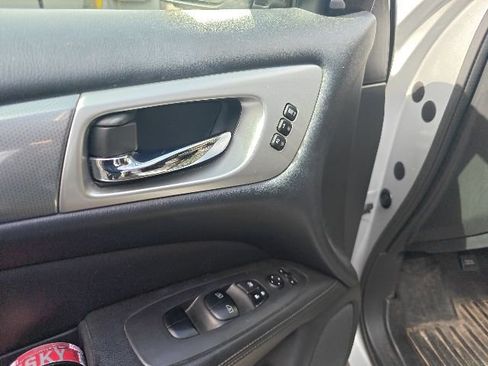 Used 2019 Nissan Pathfinder SL image 9
