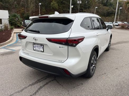 Used 2025 Toyota Highlander XLE image 3