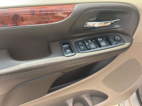 Used 2016 Chrysler Town & Country Touring FWD image 15