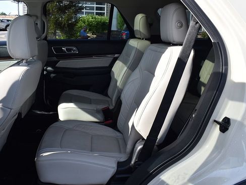 Used 2018 Ford Explorer Platinum AWD/4WD image 3