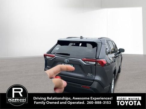 Used 2020 Toyota RAV4 XLE w/ Convenience Package image 5