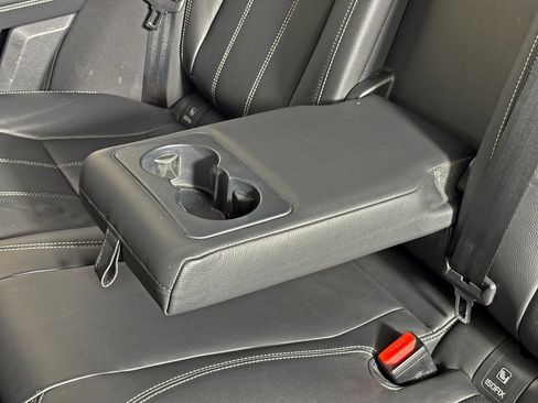 Used 2019 Land Rover Range Rover Velar R-Dynamic SE image 32