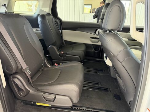 Used 2023 Kia Carnival LX FWD image 27