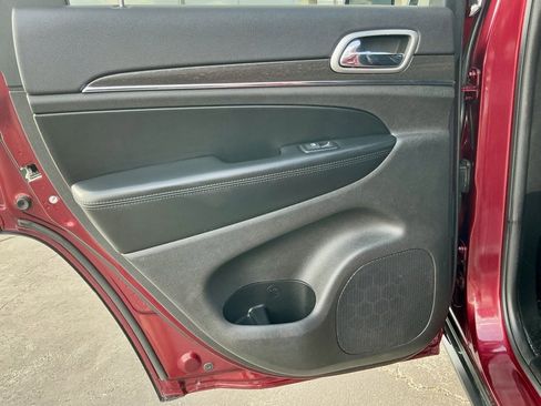 Used 2018 Jeep Grand Cherokee Limited image 32