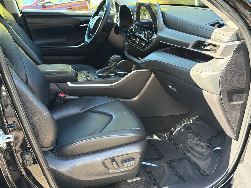 Used 2025 Toyota Highlander XLE AWD/4WD image 11