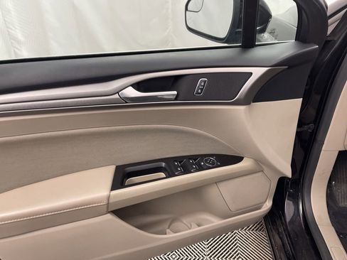 Used 2017 Ford Fusion SE w/ Fusion SE Technology Package image 15