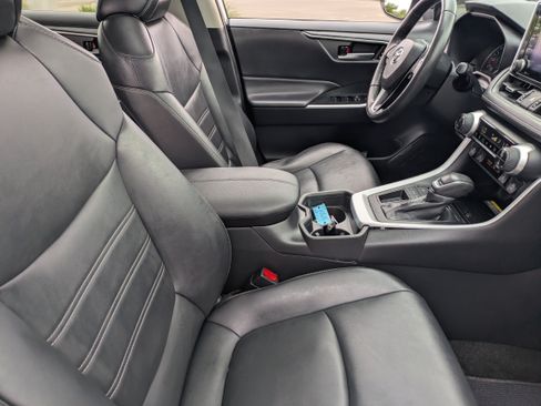 Used 2021 Toyota RAV4 XLE Premium FWD image 12