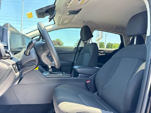 Used 2025 Kia Sportage LX FWD image 11