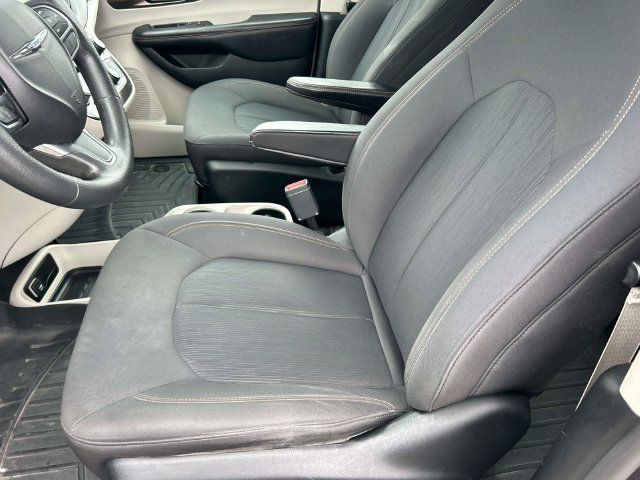 Used 2017 Chrysler Pacifica LX FWD image 26