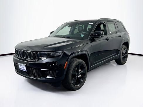 Used 2023 Jeep Grand Cherokee Altitude image 1