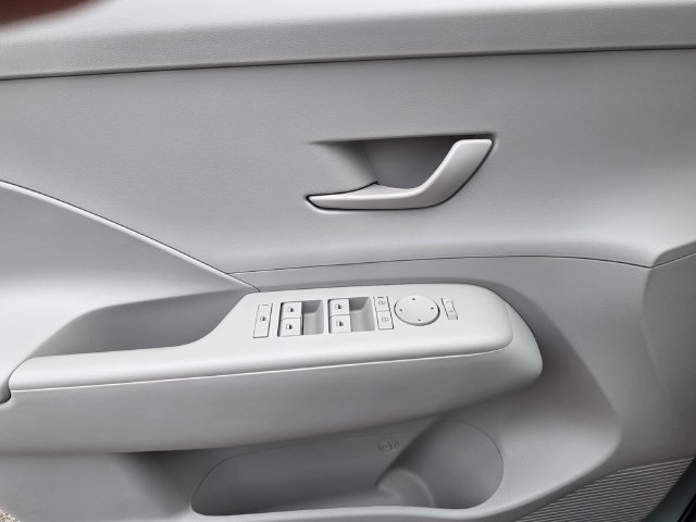 Used 2025 Hyundai Kona SE FWD image 18