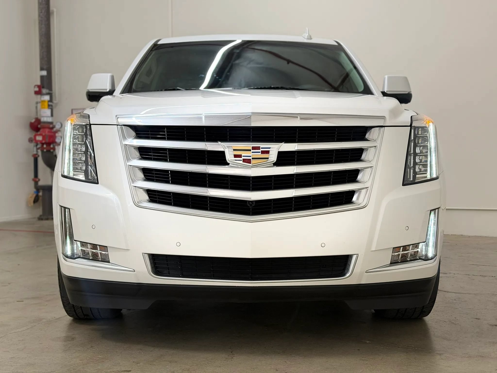 Used 2017 Cadillac Escalade Luxury AWD/4WD image 4