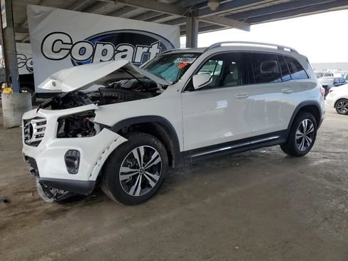 Used 2025 Mercedes-Benz GLB 250 4MATIC image 2