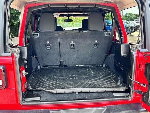Used 2019 Jeep Wrangler Unlimited Sahara AWD/4WD image 15