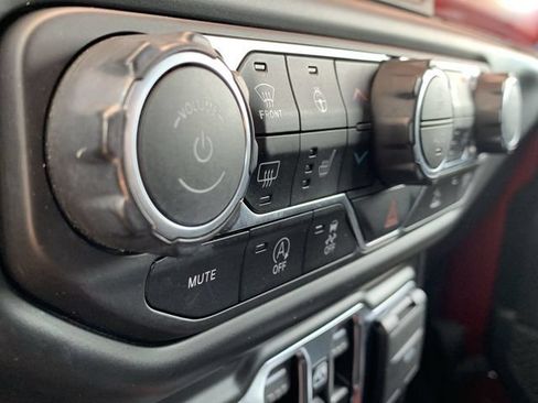Used 2022 Jeep Wrangler Unlimited Rubicon w/ Cold Weather Group AWD/4WD image 30