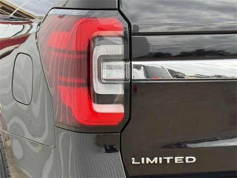 Used 2024 Ford Expedition Limited image 6