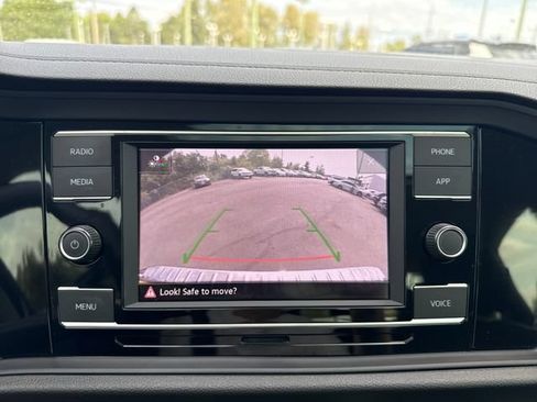 Used 2024 Volkswagen Jetta SE w/ Panoramic Sunroof Package FWD image 19