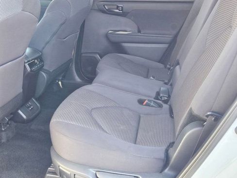 Used 2024 Toyota Highlander LE image 28