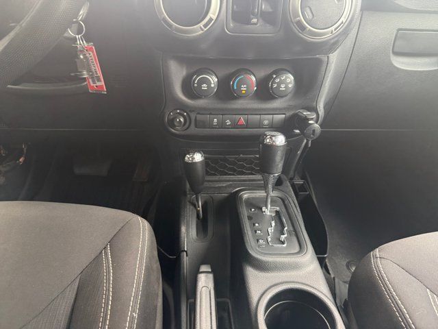 Used 2016 Jeep Wrangler Unlimited Sahara w/ Connectivity Group AWD/4WD image 15