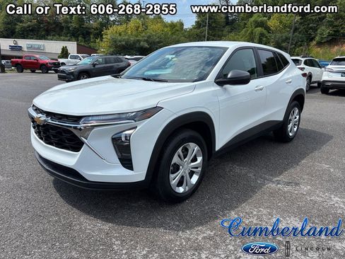 Used 2025 Chevrolet Trax LS image 1