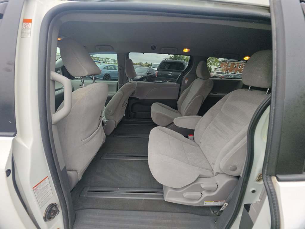 Used 2019 Toyota Sienna LE AWD/4WD image 24