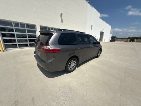 Used 2018 Toyota Sienna XLE w/ XLE Navigation Package FWD image 3