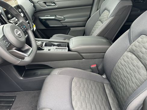 New 2025 Nissan Pathfinder SV image 10