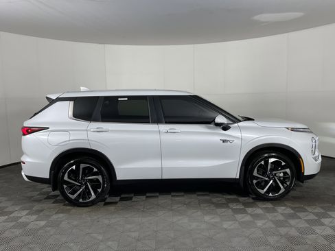 Used 2025 Mitsubishi Outlander SE image 5