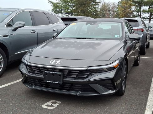 Used 2024 Hyundai Elantra Limited image 2