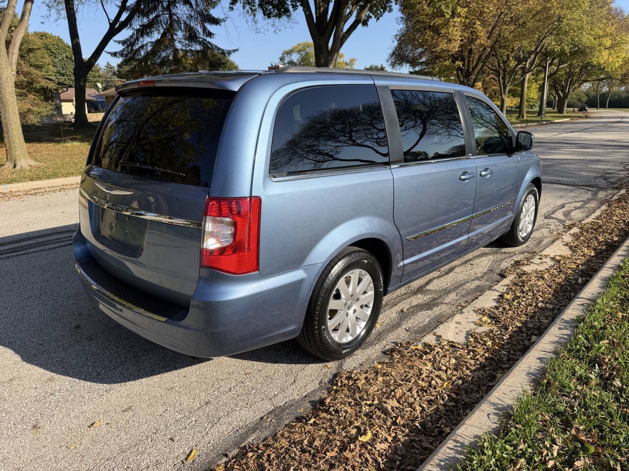 Used 2012 Chrysler Town & Country Touring w/ Entertainment Group #1 FWD image 5