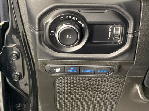 Used 2025 Jeep Wrangler Unlimited Sahara AWD/4WD image 16